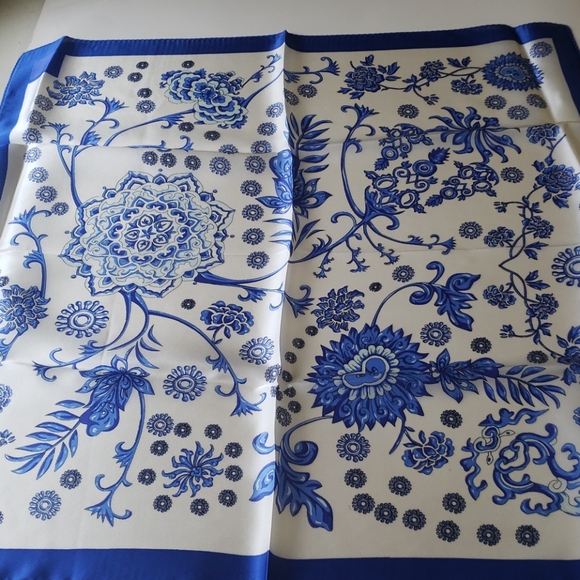 Wensli Accessories - Wensli 100 % Silk approx. 20 in by 20 inches Scarf